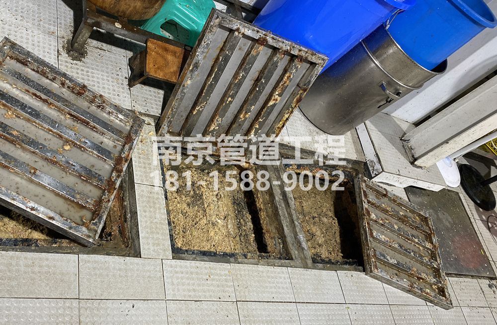 278百子亭城管中队食堂隔油池清理